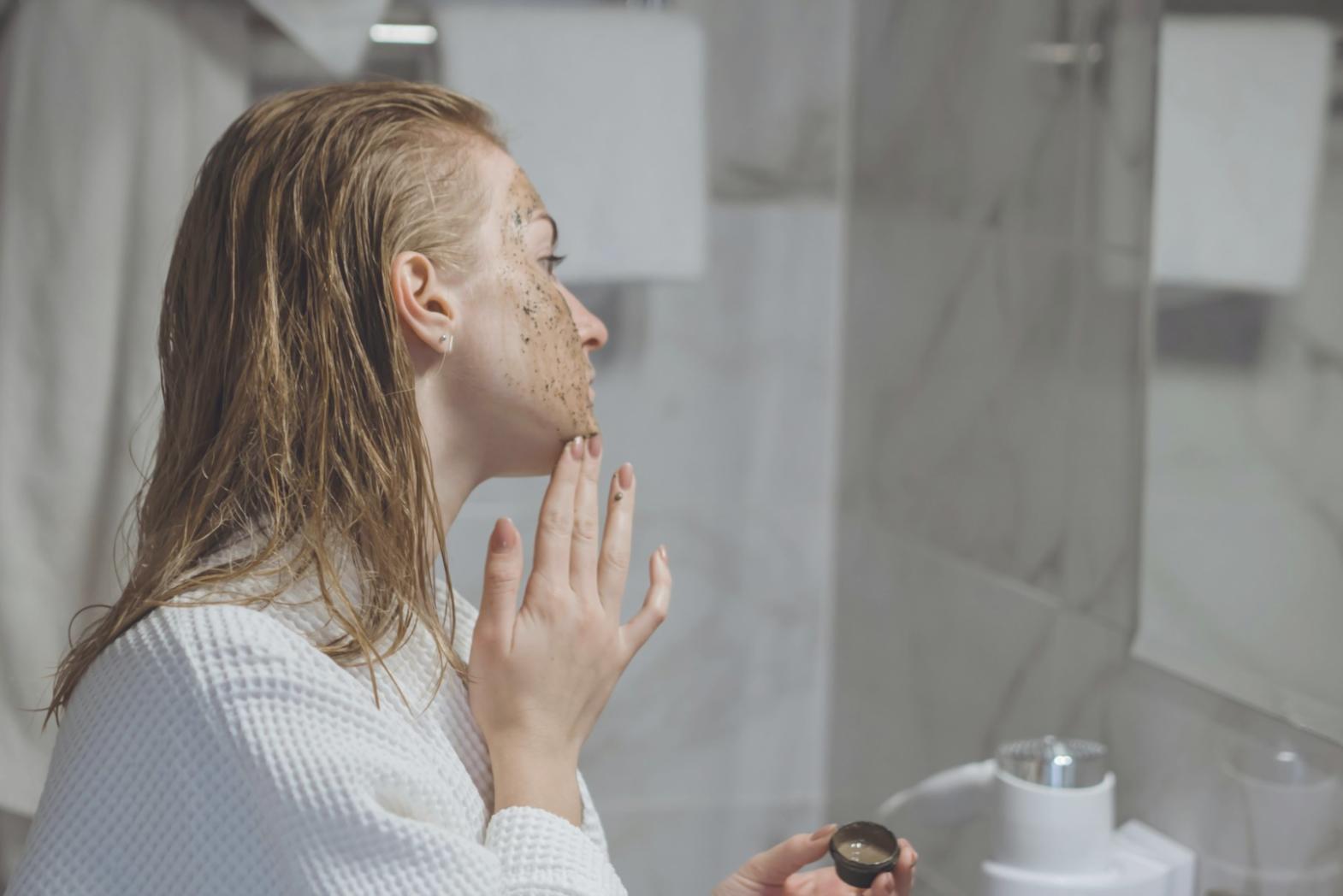 Artista del makeup al lavoro su un trucco teatrale elaborato